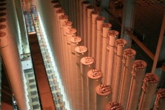 Gas centrifuge machines in a cascade